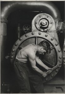 Power House Mechanic, 1925 (gelatine sølv print på hvid vævning)